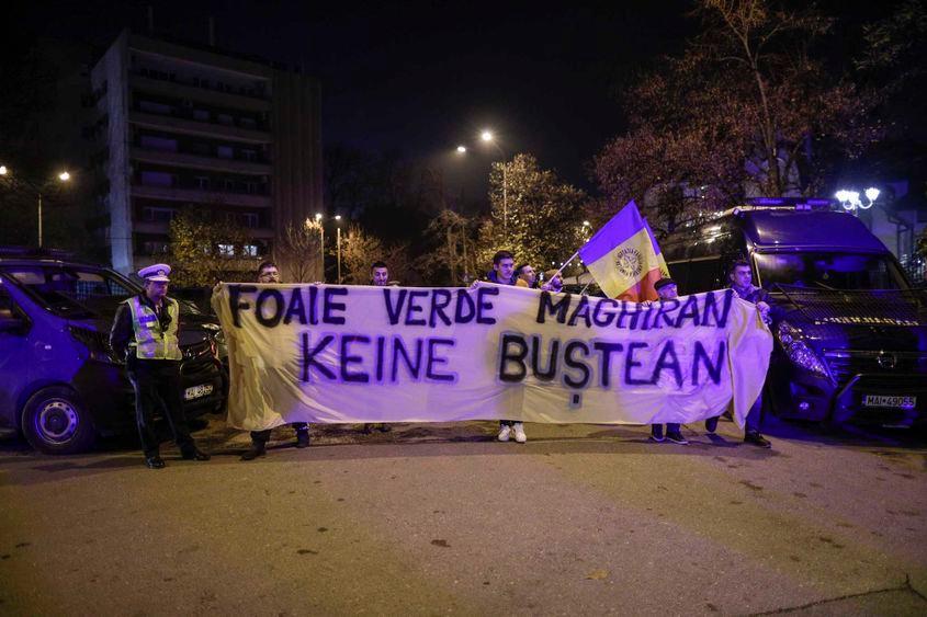 Reprezentanți și simpatizanți ai AUR și ai APP protestează în fața ambasadei Austriei în Romania față de refuzul Austriei în cazul acceptării României în spațiul Schengen, în București, 9 decembrie 2022. Inquam Photos / Octav Ganea