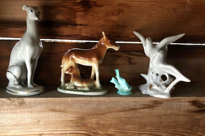 Câteva din bibelourile care înveselesc toaleta mea.