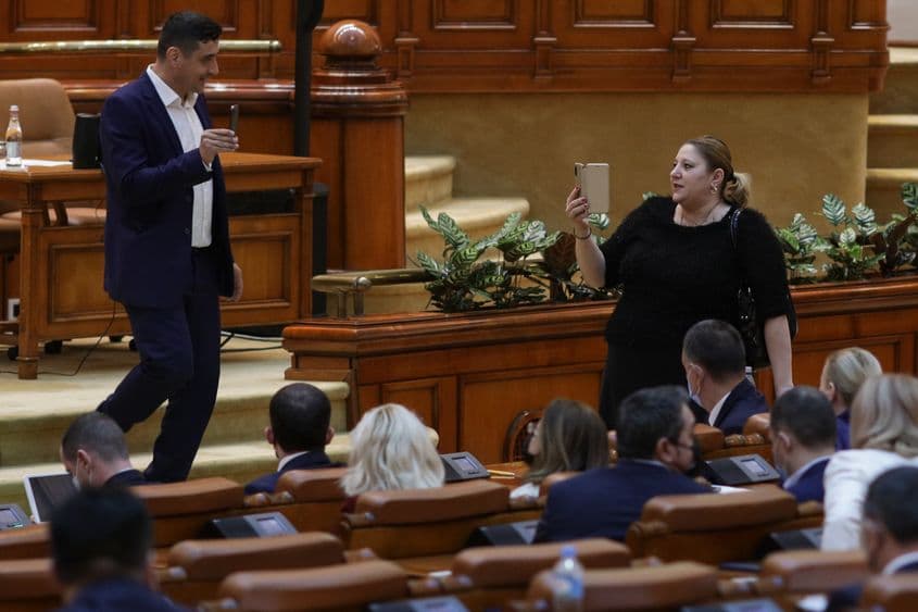 Atât George Simion, cât și Diana Șoșoacă au un lung istoric de transmisii live din Parlament. Foto: Inquam Photos / Octav Ganea