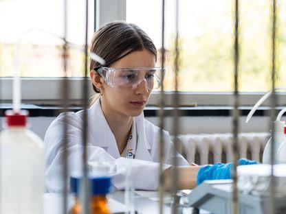 „Trei elevi de la Colegii Naționale din București au intrat anul acesta pentru prima oară într-un laborator de chimie.“ APEX Scientific: taberele care oferă elevilor șansa de a întâlni profesori de Nobel (P)