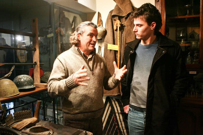 Giorgos Tsiakiris (în stânga) își prezintă muzeul.