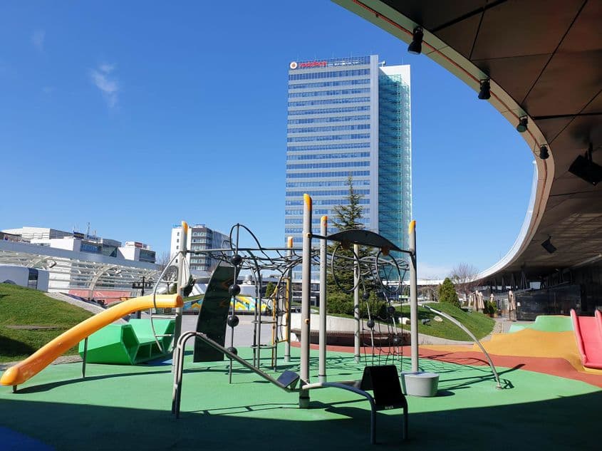 Asta ar presupune că toată lumea stă în case, dacă nu are un motiv întemeiat să se deplaseze (servicii vitale, necesități medicale etc. Inclusiv copiii). Foto: Lucian Muntean