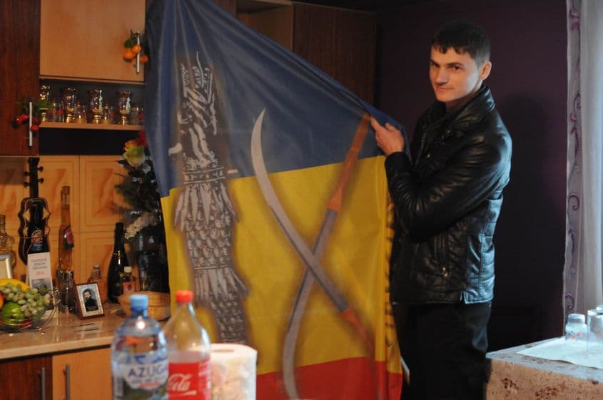 Doru avea să ne arate unul dintre steagurile folosite de nădășeni la proteste.