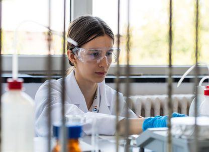 „Trei elevi de la Colegii Naționale din București au intrat anul acesta pentru prima oară într-un laborator de chimie.“ APEX Scientific: taberele care oferă elevilor șansa de a întâlni profesori de Nobel (P)