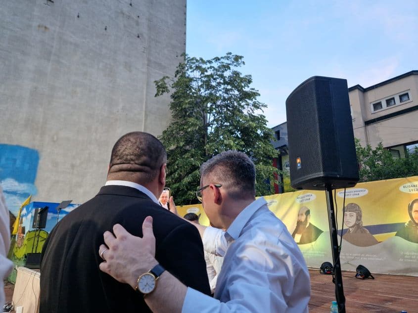 Imediat cum l-a văzut pe Cristian Terheș, Mihail Neamțu l-a tras deoparte pentru a filma un story de Facebook/Instagram cu el. Foto: Răzvan Filip