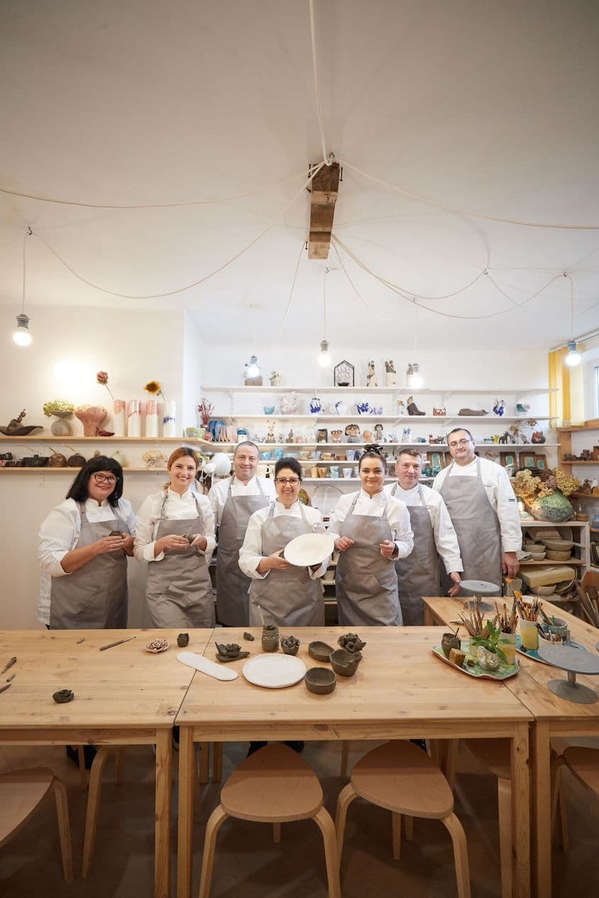 Cornelia Ghișoi și echipa ei. Foto: arhiva personală