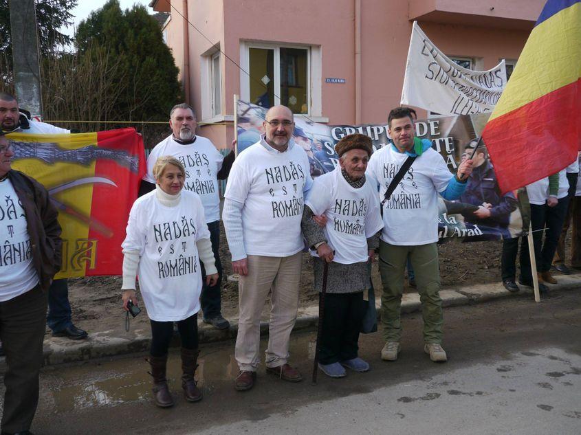 Membri ai Grupului de Solidaritate Românească, format de Adrian Grigoriu (în centrul imaginii), în 11 februarie, la Judecătoria Ineu.