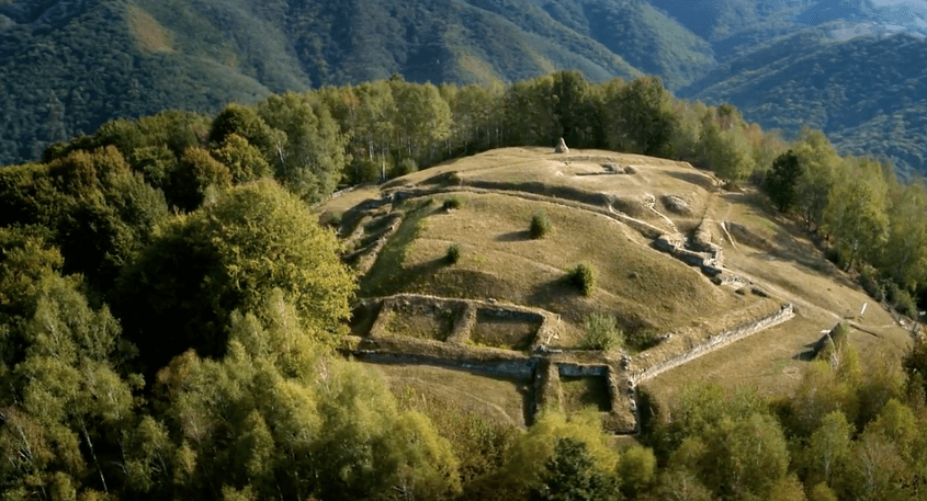 Vedere din zona cetății Sarmizegetusa, Țara Hațegului. Foto: Captură documentar