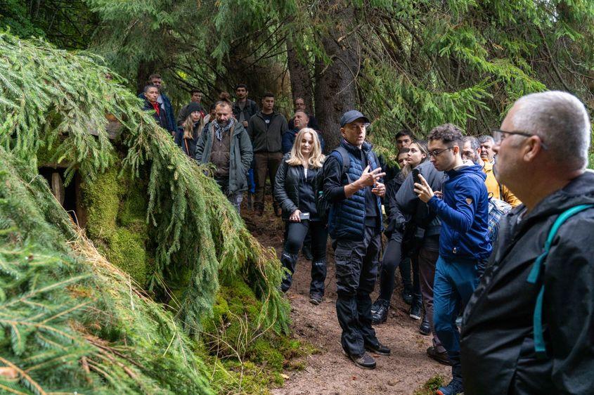 Istoricul Cornel Jurju (în centrul imaginii) conduce drumeția de pe Calea Partizanilor. Foto: Raul Ștef