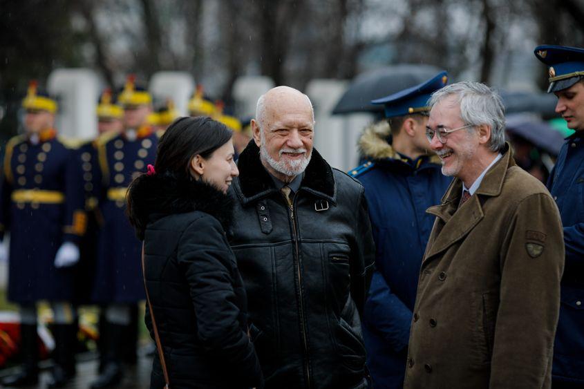 Gelu Voican Voiculescu si sotia sa, fosta ziaristă Sputnik Moldova, Georgiana Arsene, participa la ceremonia depunerii de coroane de flori la Monumentul Ostaşului Sovietic de la Cimitirul Eroilor din Pipera, organizată de Biroul Ataşatului Militar de pe lângă Ambasada Rusiei în România, 2020. Inquam Photos / George Calin