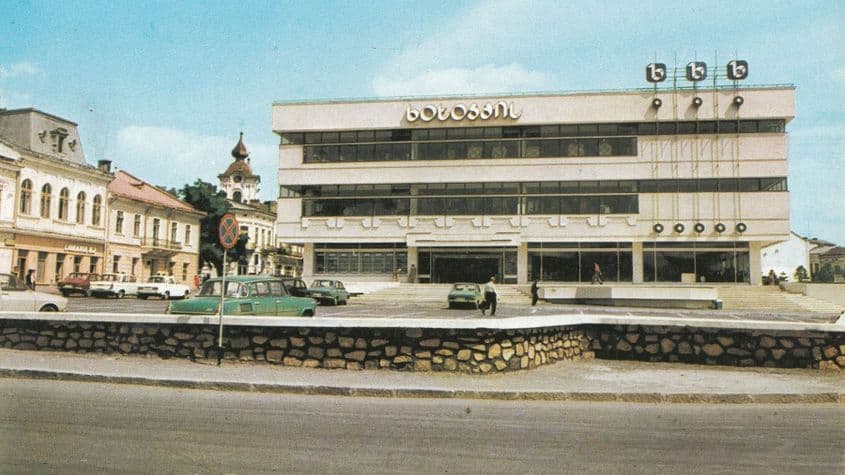 Veceul public de lângă supermagazinul Botoșani era cu grijă îndepărtat din fotografiile oficiale