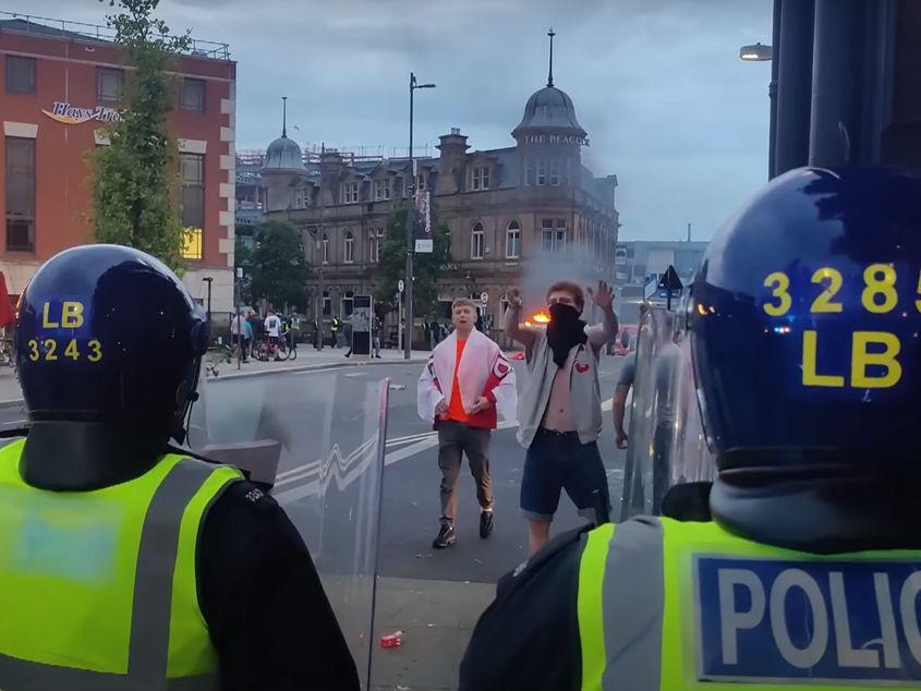 Revoltele din Marea Britanie din 2024 au fost alimentate de o combinație de furie cauzată de evenimente reale și foarte multă dezinformare. Foto: captură video Sky News