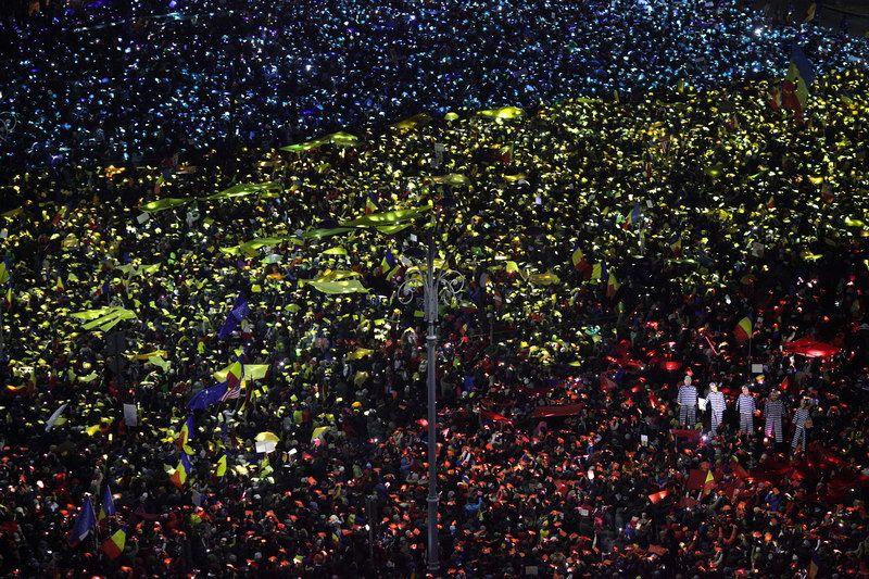 „Culorile tricolorului sunt proiectate de persoane care protestează față de Guvernul Grindeanu și conducerea PSD, pentru a 13-a zi consecutiv, în Piața Victoriei din București, duminică, 12 februarie 2017.” Inquam Photos / Liviu Florin Albei