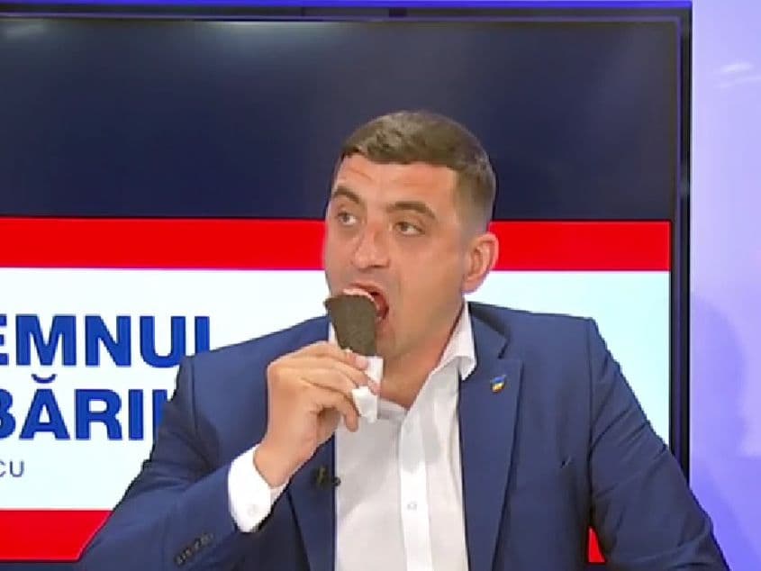 Screenshot cu George Simion (AUR), în timp ce mănâncă înghețată în platoul unei emisiuni de la B1TV, în iunie 2021.