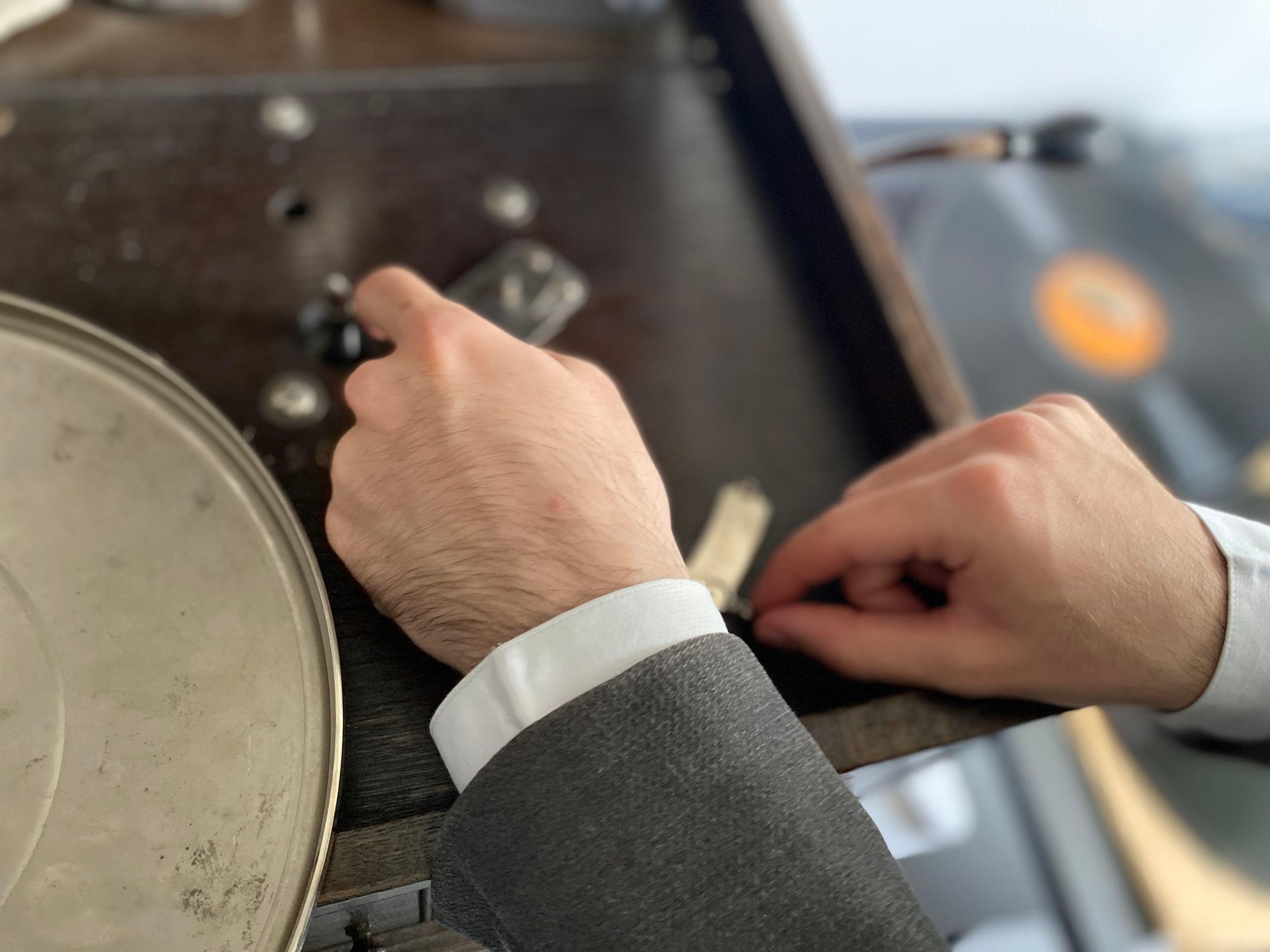 Mircea se hotărăște greu care ar fi vinilul potrivit pentru a iniția o necunoscătoare în profunzimea muzicii clasice. Foto: Luiza Popovici / PressOne