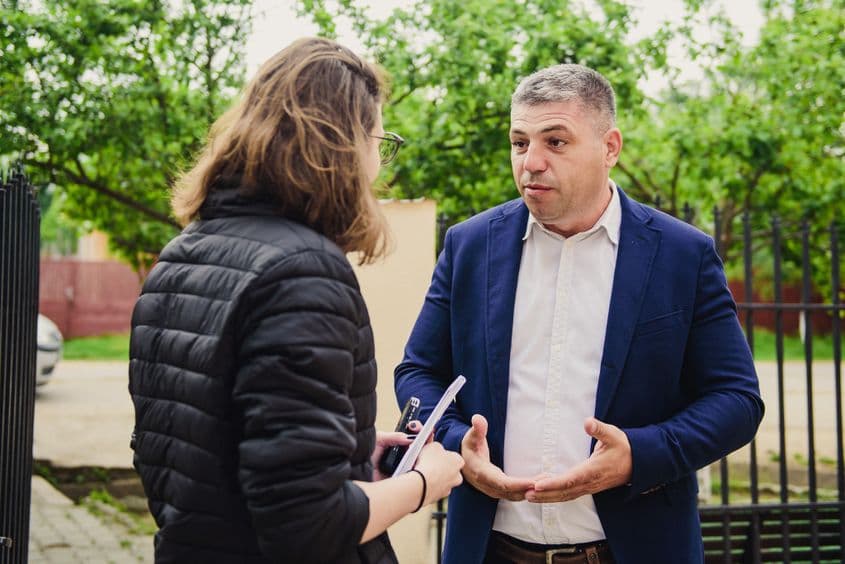 Primarul Marian Bănăseanu, prins într-o zi de marți cu multe activități. Foto: Ioana Iepure