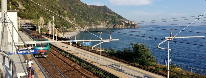 O panoramă cu gara din Corniglia.