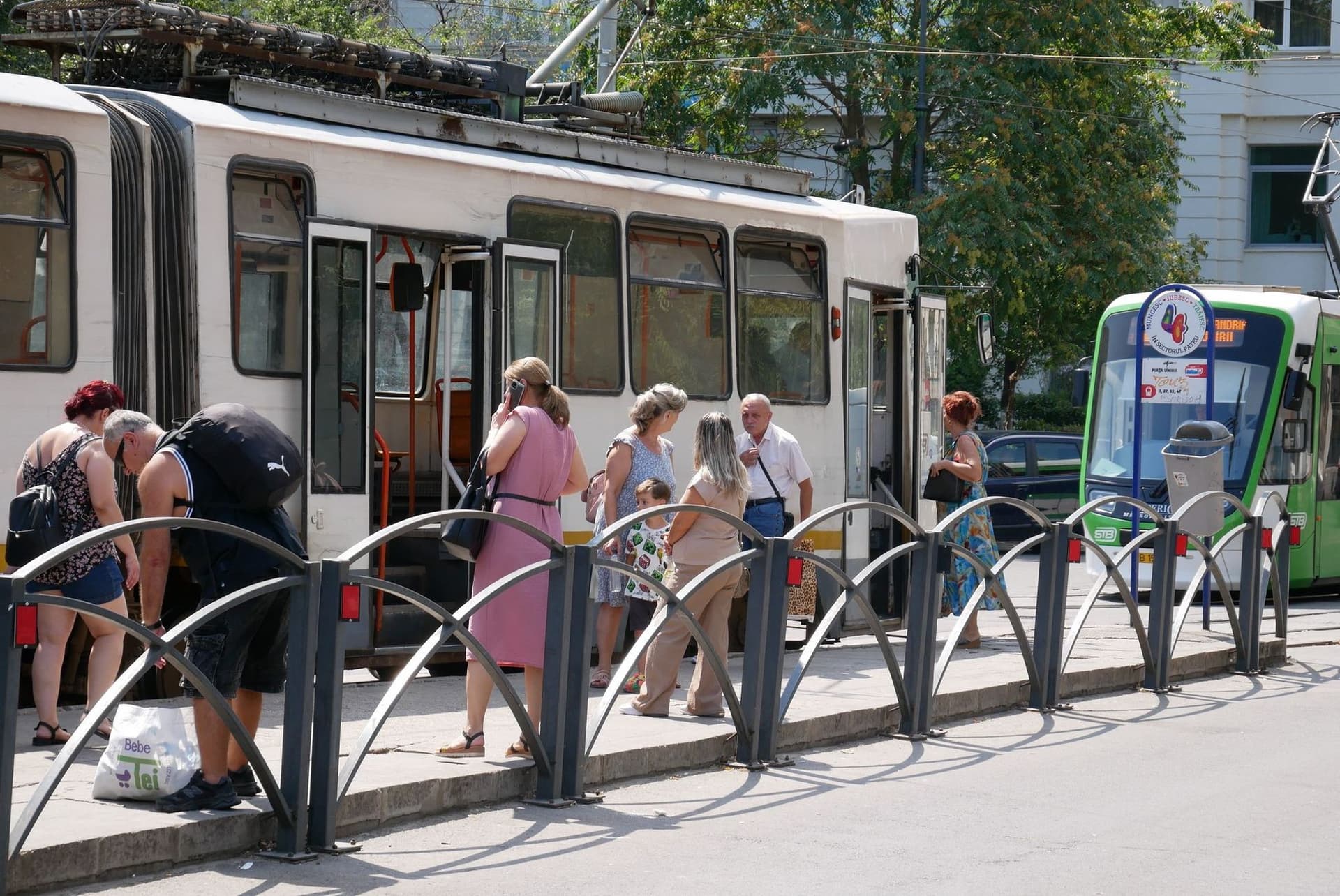 Piața Unirii, una dintre cele mai aglomerate stații de tramvai din București, are doar o mică zonă acoperită. Cea mai mare parte a peronului rămâne descoperită, iar călătorii așteaptă tramvaiul direct în bătaia soarelui. Foto: Norbert Nemeș