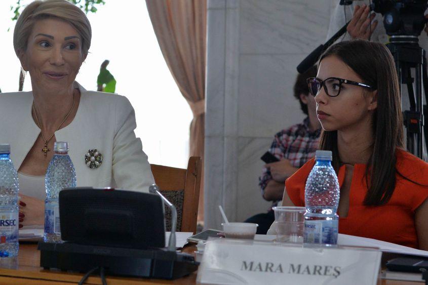 Deputata PNL Mara Mareș, în dreapta.