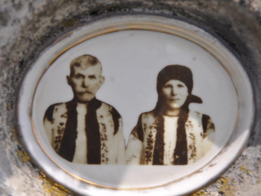 Părinţii Alexandrei Dubău, Domnica şi Filip Șlemcu, doi români bucovineni cărora li s-a tras țara de sub picioare. Fotografii: Viorel Ilişoi