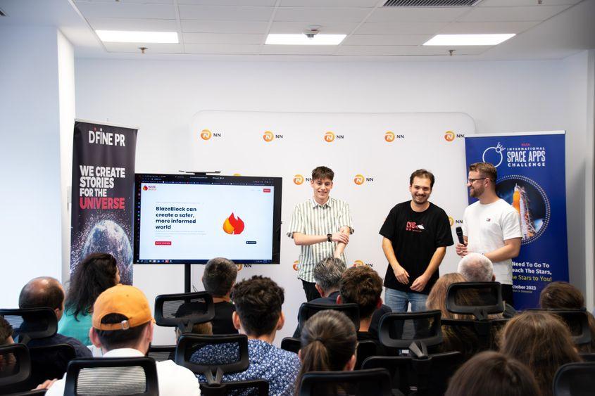 Alexandru, Octavian și Robert la hackathon. Foto: Facebook NASA Space App Challenge