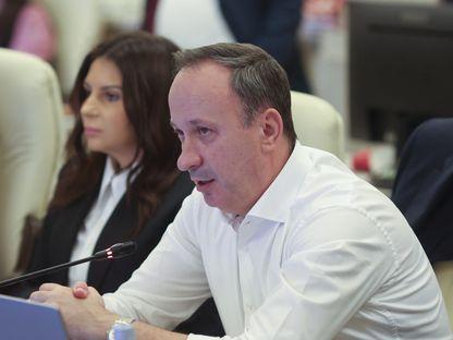 În timpul dezbaterii bugetului pentru Ministerul Transportului din comisia de buget și finanțe, deputatul PSD Adrian Câciu a bătut cu pumnul în masă și a strigat la președinta de ședință, senatoarea PNL Gabriela Horga
Foto: Inquam Photos / George Călin