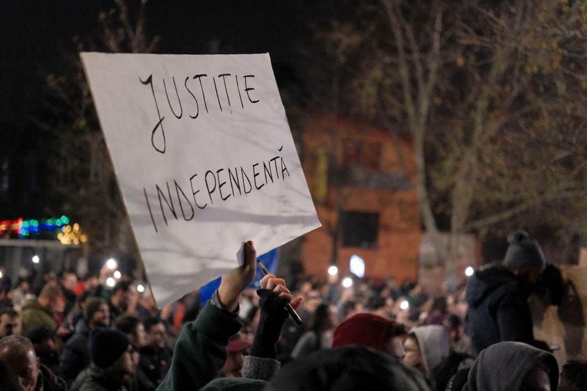 Sute de persoane protestează în fața sediului Curții Supreme a Magistraților după difuzarea unui documentar al jurnaliștilor Recorder despre corupția din interiorul sistemului de justiție din România, miercuri, 10 decembrie 2025. Foto: Inquam Photos /Anastasia Ehim