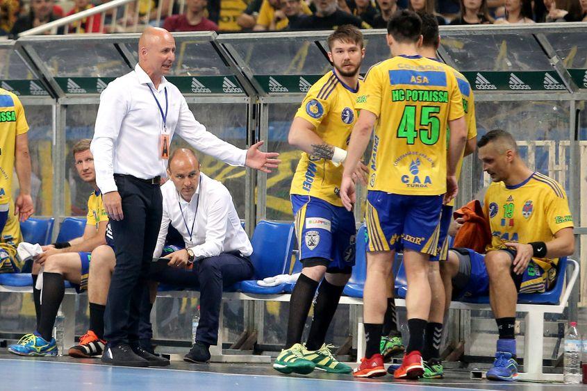 Horațiu Gal (cu cămașă albă, în picioare), antrenorul Potaissei Turda. Foto: Mircea Roșca