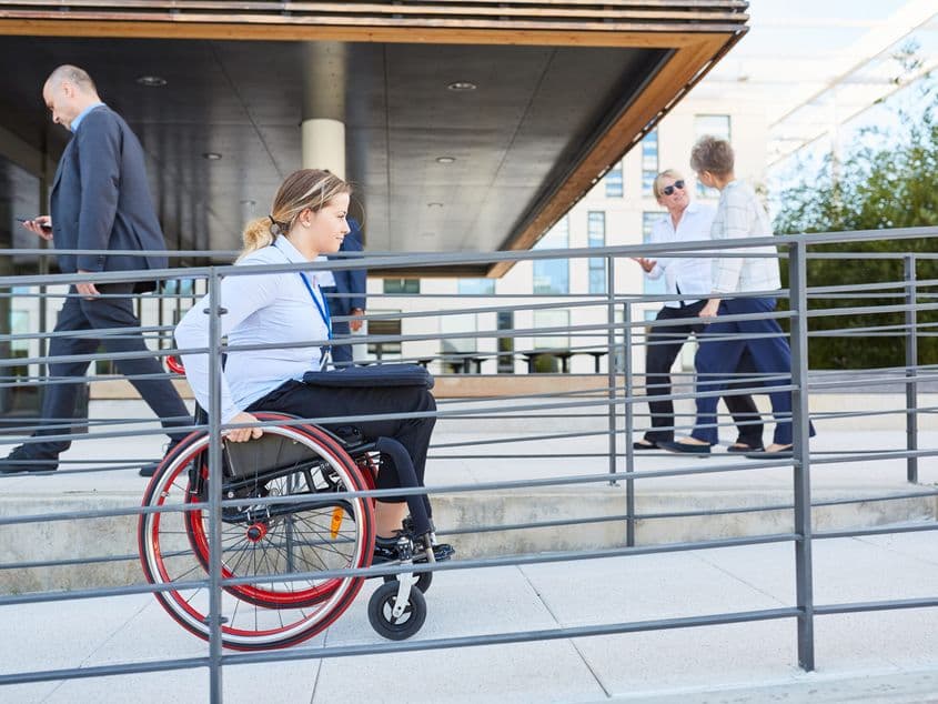 Organizația Mondială a Sănătății estimează că la nivel mondial undeva la 1,5% din populație folosește un scaun rulant. Photo 187403010 © Robert Kneschke | Dreamstime.com