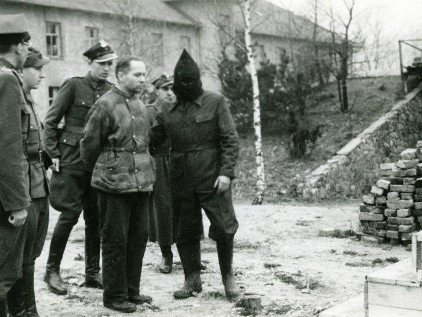 Rudolf Höss, primul comandant al lagărului de exterminare de la Auschwitz, înainte de a fi executat, în 1947.