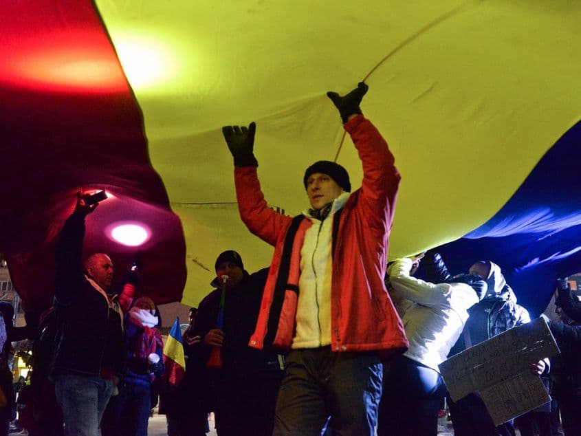 Zeci de mii de oameni au format duminică steagul României în fața Guvernului. Foto: Lucian Muntean