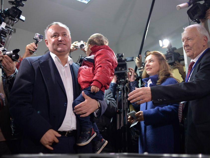 Igor Dodon, câștigătorul alegerilor prezidențiale din Republica Moldova, și mezinul său, în secția de votare. Fotografii: Lucian Muntean