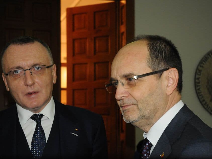 Foştii miniştri ai Educaţiei Sorin Cîmpeanu şi Adrian Curaj. Foto: Lucian Muntean