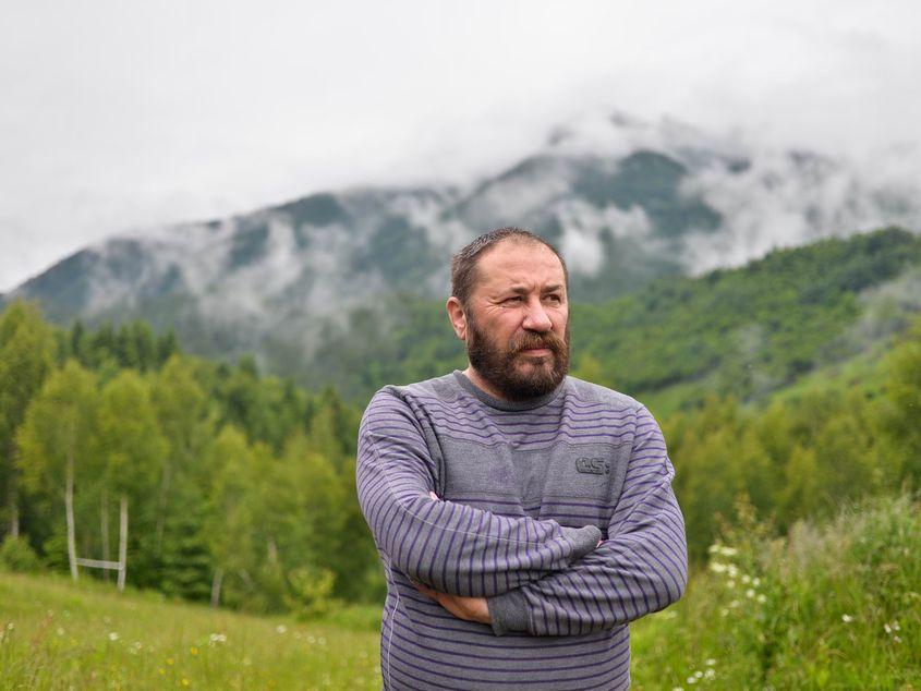 Maxim Dumitraș, pe dealurile din Dosul Gârciului, lângă Sângeorz Băi. Foto: Lucian Muntean.