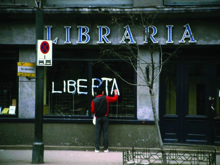 Revoluția din 1989 - București.  Foto Zafer Galibov / Arhiva Muzeului Municipiului București