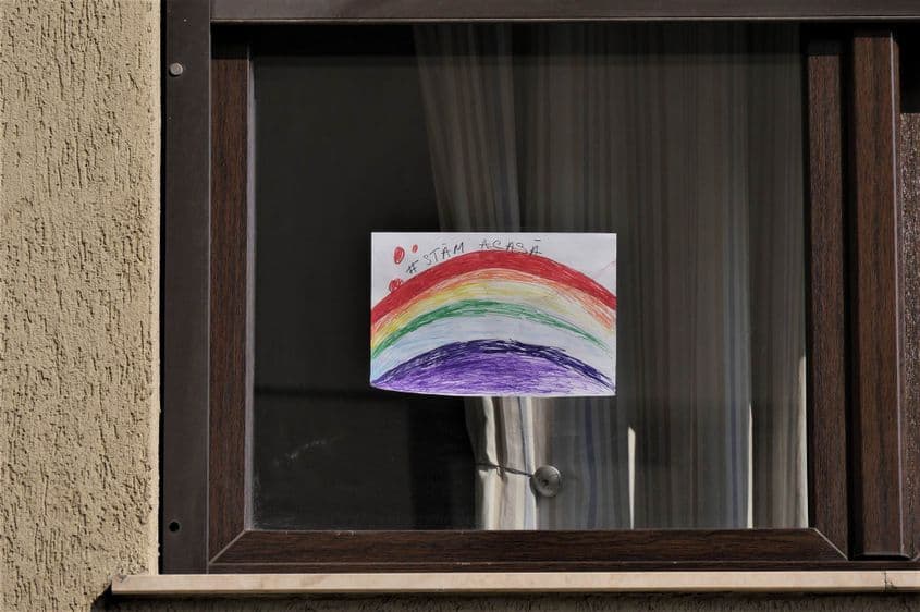 Copiii stau acasă și transmit mesajul #totulvafibine. Foto Lucian Muntean