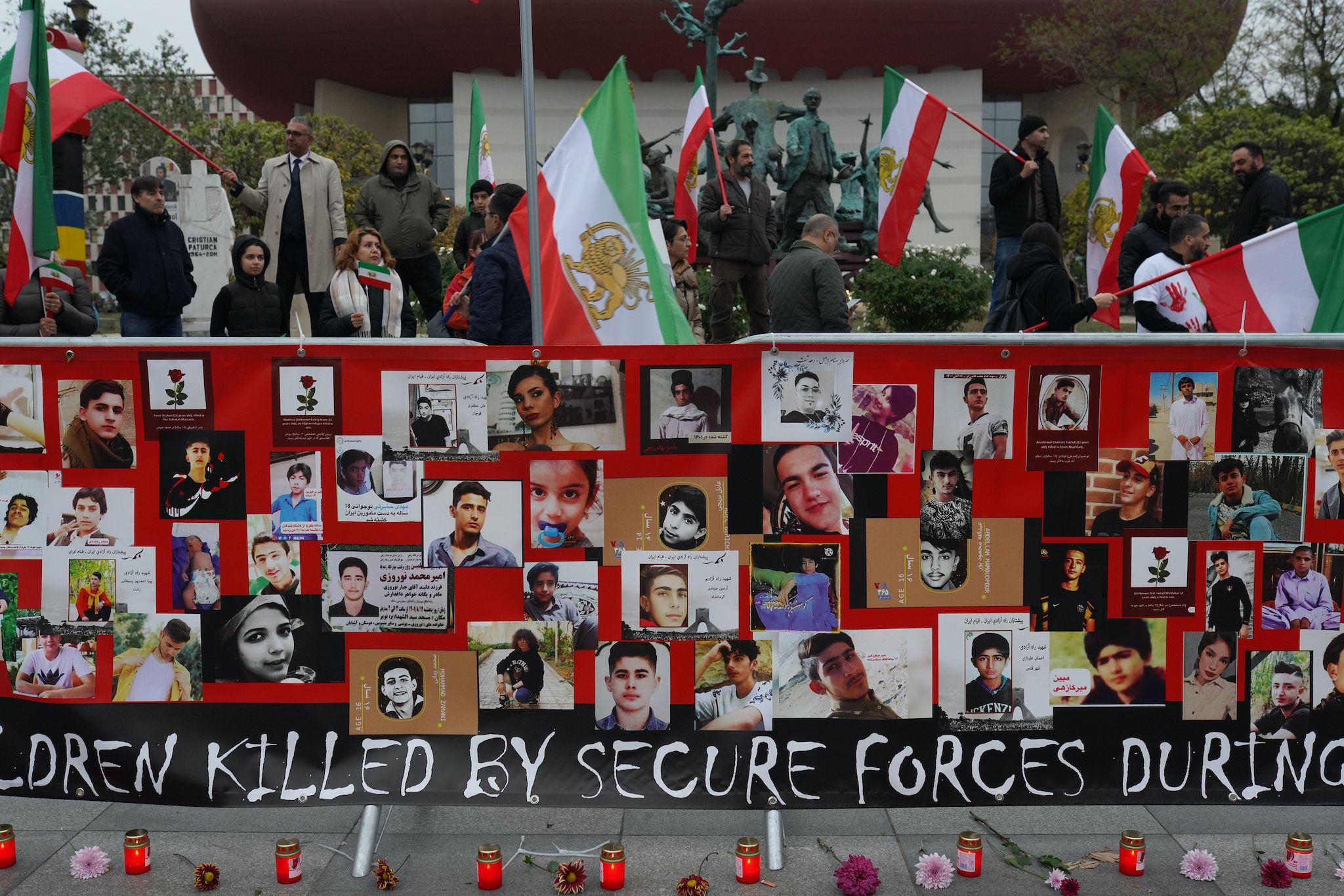 Pe un banner, au fost expuse fotografii cu copiii uciși în timpul protestelor din Iran de anul acesta. „A privi nu este suficient”, acuză Bahar, de 30 de ani. „Aceste proteste sunt una dintre cele mai importante lupte pentru drepturile omului din lume, dar nu apar în știri.”