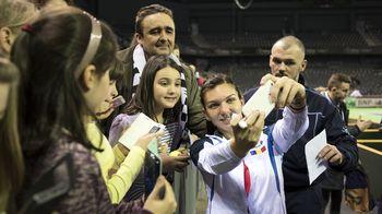 Un exercițiu de PR, veți spune? Să tot fie, dacă e pe-aşa.
Simona Halep a stat aproape o oră în mijlocul fanilor ei. Nimeni n-a plecat fără să fi interacționat cu ea.
De obicei, un autograf a fost urmat de un selfie.