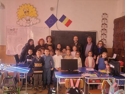 Același calculator, mai multe șanse: pentru elevii care învață să-l folosească și pentru oamenii care îl recondiționează la Ateliere Fără Frontiere