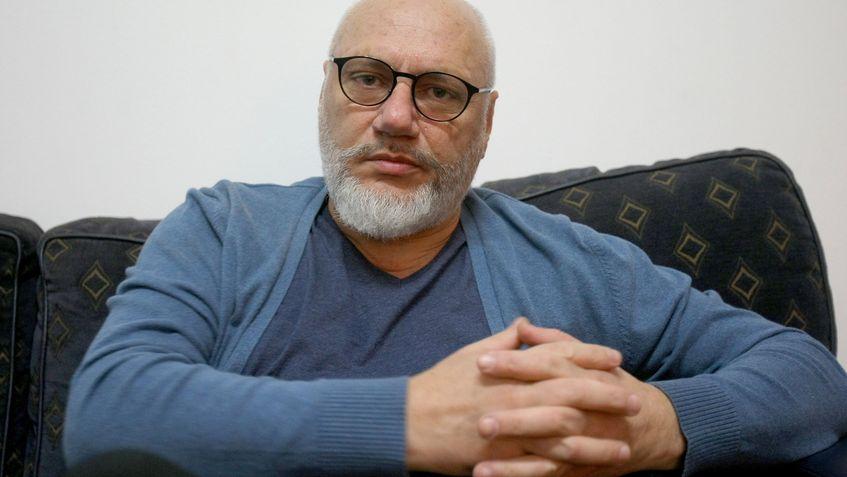 După ancheta PressOne care a dezvăluit că doctorul Cristian Andrei, unul dintre cei mai mediatizați psihoterapeuți din România, a practicat timp de peste 20 de ani fără atestat și a hărțuit sexual două paciente, alte șapte posibile victime au contactat redacția. Foto: Facebook/ Cristian Andrei