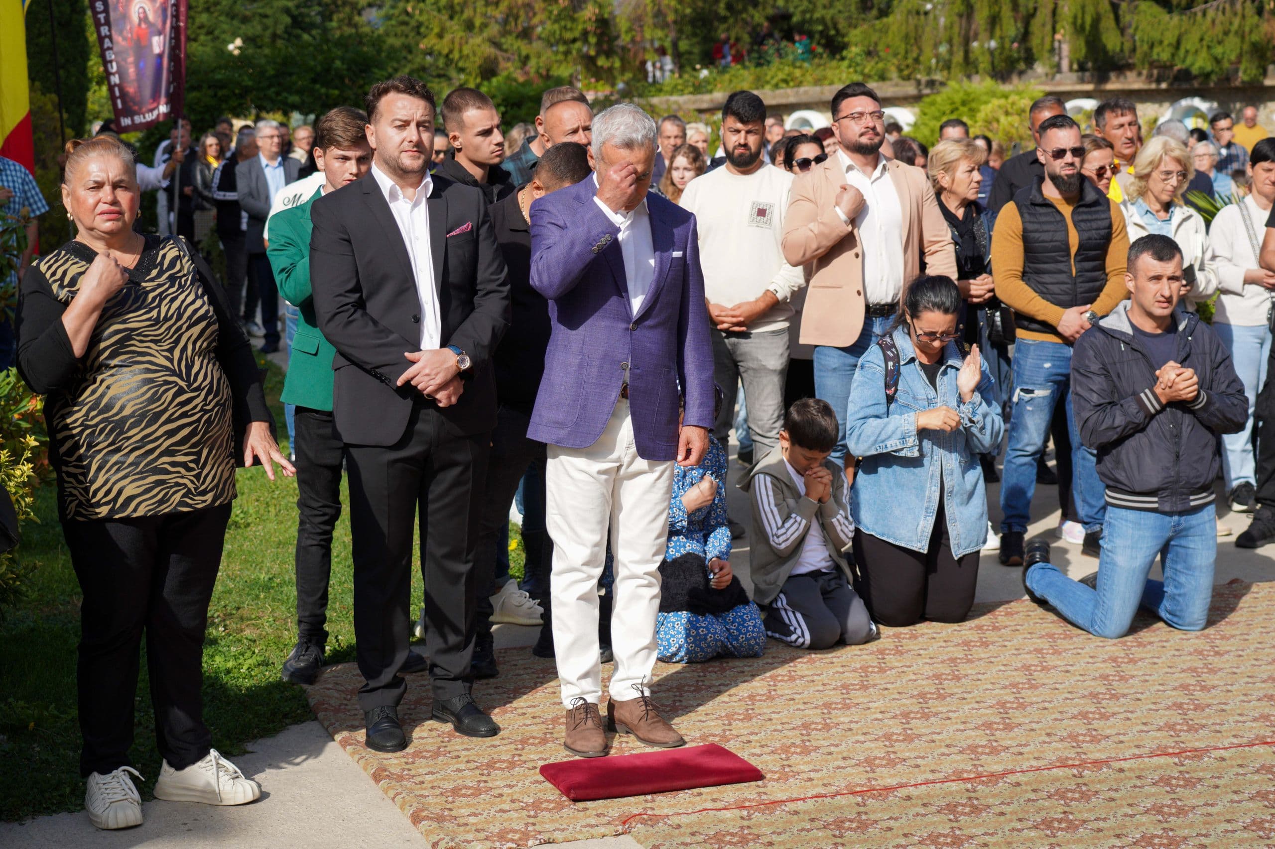 Călin Georgescu la slujba de la Mănăstirea Sfintei Cruci, Oradea. Foto: Raul Ștef