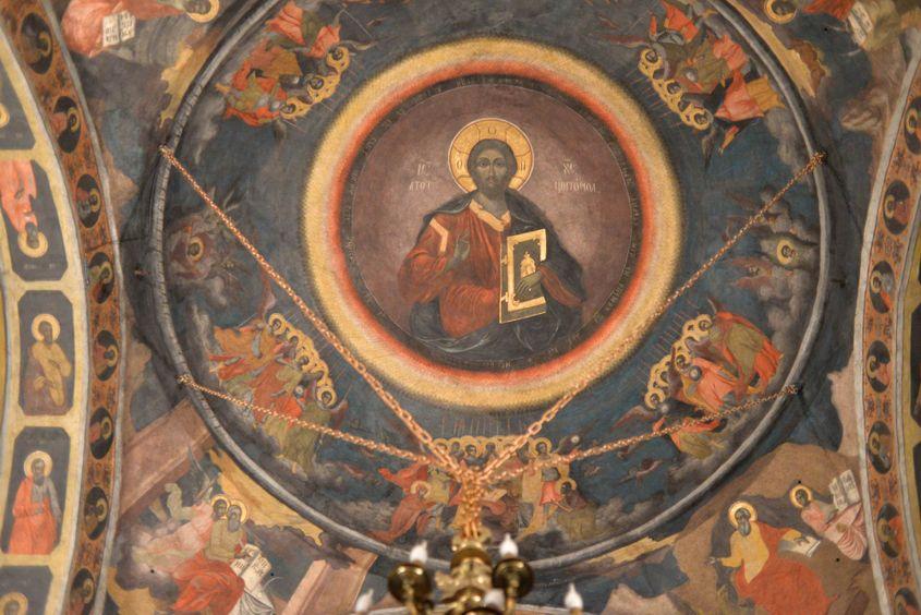 Icoana Hristos Pantocrator pe cupola bisericii „Sfântul Nicolae Dintr-o Zi”.