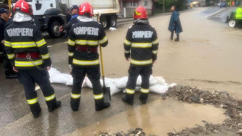 Pe 19 iulie, în Bușteni, Prahova, a plouat într-o oră cât plouă într-o lună. Foto: Facebook/IGSU