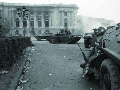 Românii nu au fost capabili să-și răspundă timp de 30 de ani la o întrebare simplă: cine a tras în 22 decembrie 1989? (Fotografii de Zafer Galibov / Colecția Fotografii a Muzeului Municipiului București)