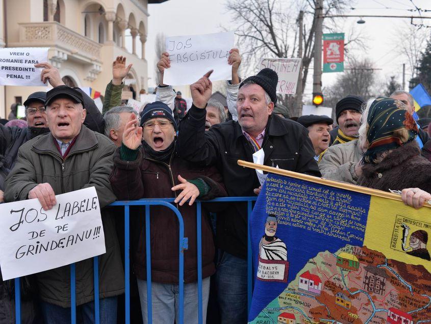 Cei care îl contestă pe preşedintele ţării folosesc termeni precum "fascist", "hitlerist" sau "vânzător de copii". Foto: Lucian Muntean