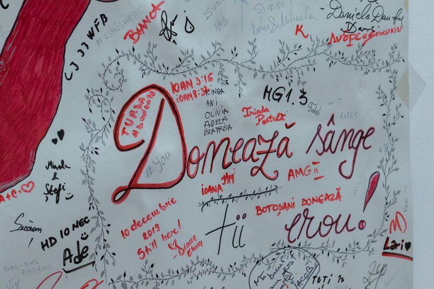 „Donează sânge, fii erou”. Aici se semnează de câțiva ani atât voluntarii, cât și donatorii după donarea la un centru din România.