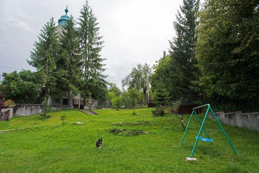 Parcul din fața bisericii reformate din Alunișu.