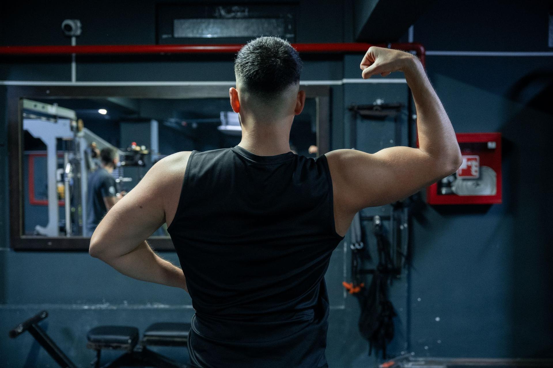 Foto: Daria Gizdavu. M pozează în oglindă.