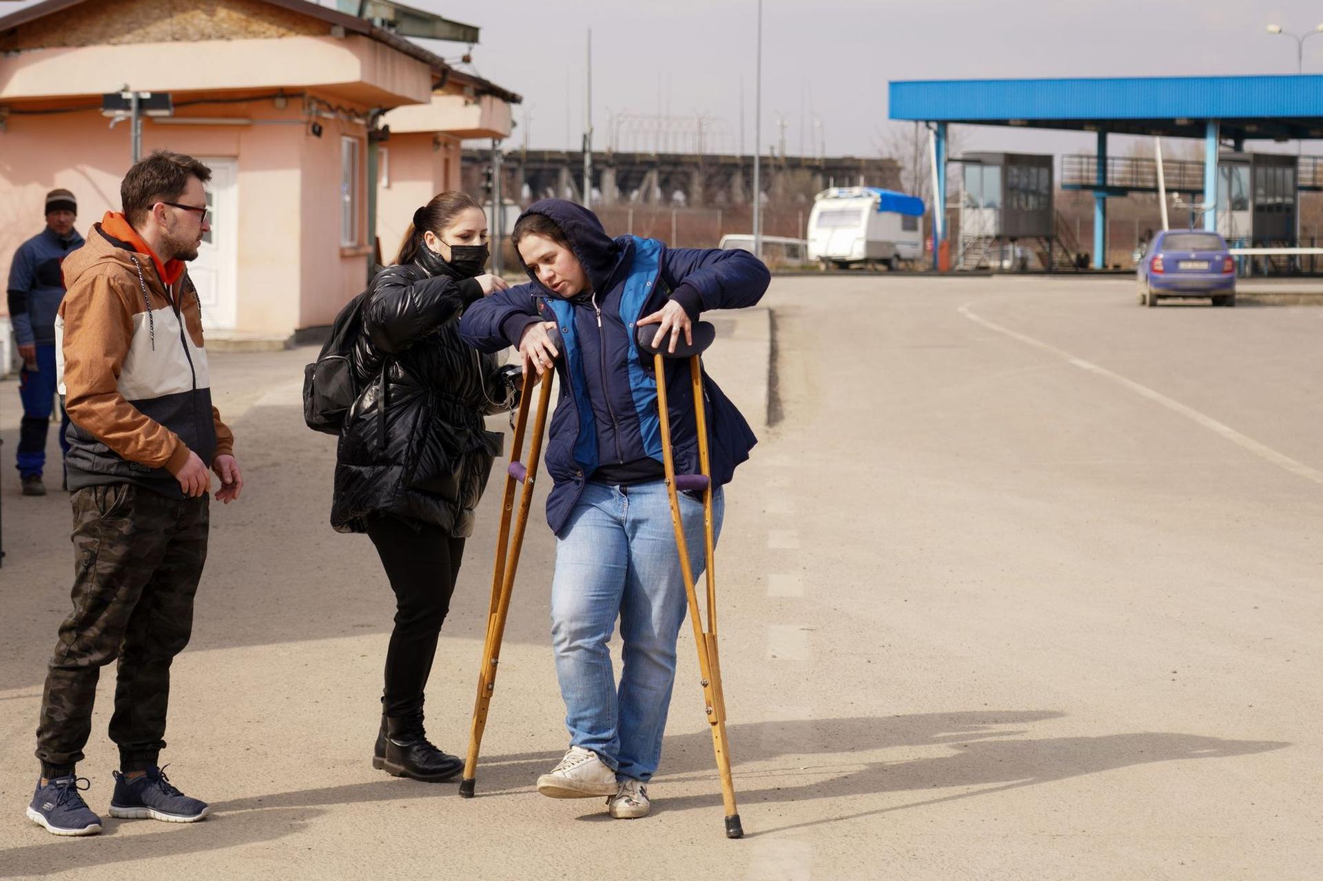 Refugiații ucraineni sunt ajutați să-și continue drumul. Vama Halmeu, România, 6 martie 2022. Foto: Raul Ștef