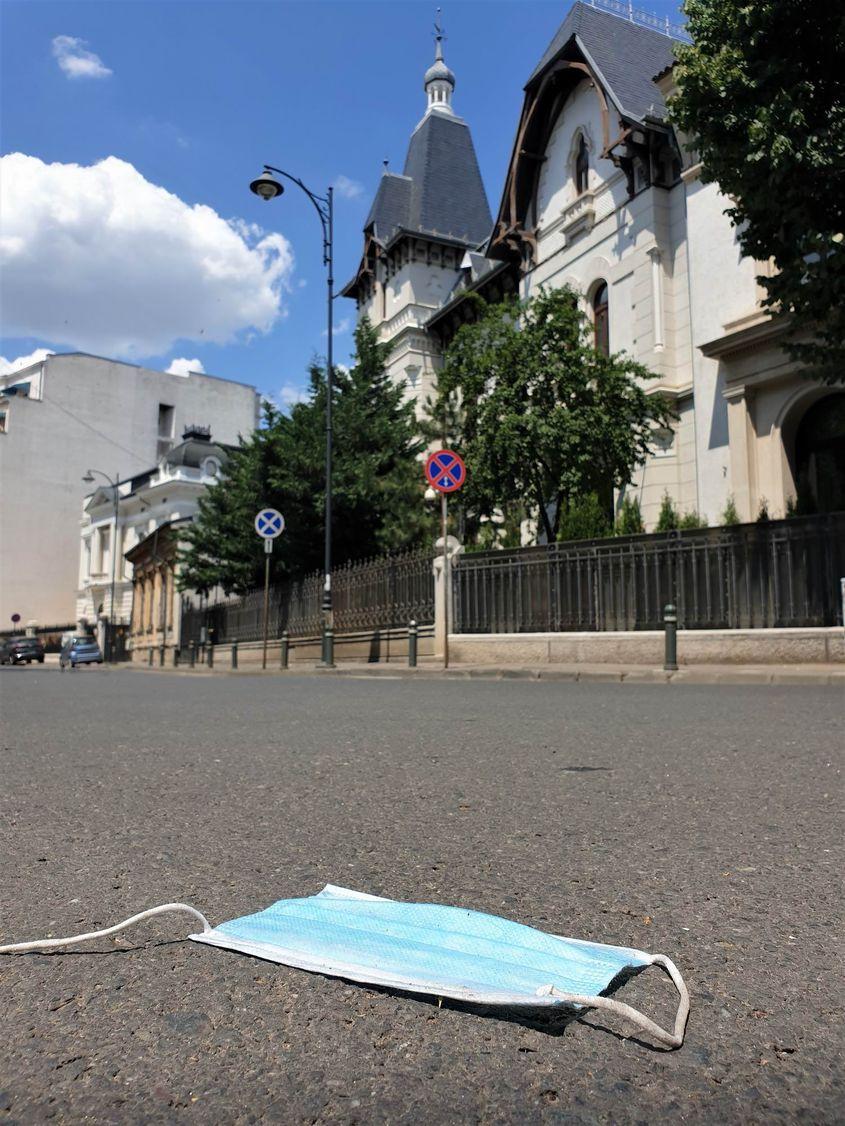 Mască aruncată pe strada Batiștei, Sector 2, București. Foto Lucian Muntean